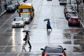 雨の日の運転は歩行者に注意しよう